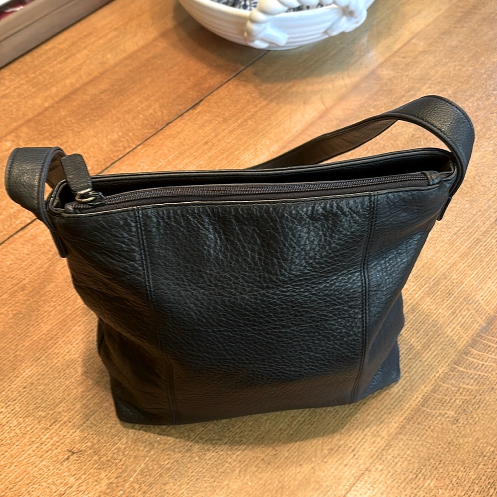 Rolf’s purse,outside zipper pocket,purse has 2 sides one zipper one snap closure